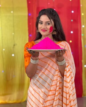 Manshi Pal Instagram - Pink - the colour of caring and compassion 💕💕💕💕💕happy holi