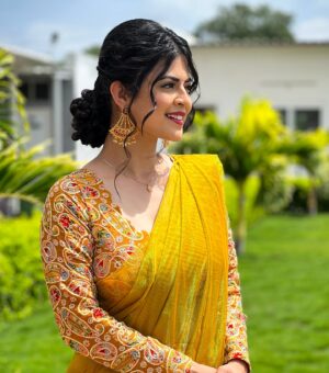 Mansi Joshi Instagram - Swipe right 👉❤️💫

Thank you @the.clothkitchen_official_ for this beautiful outfit for my DHEE celebrity special 😍

Makeup by @boyavarun_9582 🥰

Hair by @nagmakeovers ☺️

#Dheecelebrityspecial #etvdhee #reelsinstagram #instareels #viral