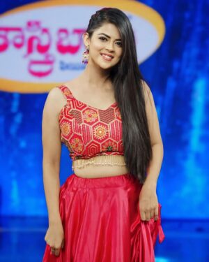 Mansi Joshi Instagram - Wearing this outfit by @the.clothkitchen_official_ for Dhee celebrity special season 2 😍💕 

Such a classy and comfy outfit 😍