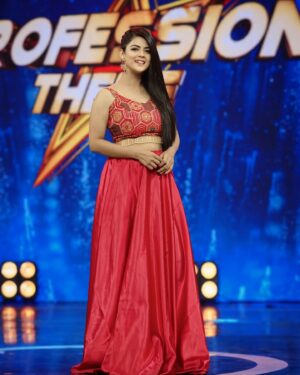 Mansi Joshi Instagram - Wearing this outfit by @the.clothkitchen_official_ for Dhee celebrity special season 2 😍💕 

Such a classy and comfy outfit 😍