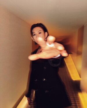 Manson Cheung Instagram - 🎞️

金像獎當晚其中一個深刻時刻

是是枝裕和導演的頒獎致詞

他大概的意思是：

「獲獎與否不是最重要，來參與的人都在這裡表達對電影的愛情，重要的是與同樣愛電影的人交流聚會後，帶著這一份回憶和勇氣再一次進入現場。」（可能包含了個人想像）

啟發我獲得新靈感和勇氣

準備投入去提煉新作品

謝謝金像獎

Stylist @qqbarry 
Makeup @mimilaumakeup 
Hair @francochung 
Companion and snaps @heiwardmak 

Tuxedo: @tomford @mrporter
Jewellery: @bulgari
Shoes: @bothparis 

#BVLGARI #BVLGARIHK #HongKongFilmAwards #HKFA #StarsInBvlgari