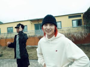 Manson Cheung Instagram - 🌏

長路漫漫伴你闖 

今天收到《那讓我們一起》讓更多人看到和聽到的消息，感謝大家🙏🏽

最近因各項工作的交疊和沉迷於寫新歌，請見諒沒有分享太多關於《那讓我們一起》，未來會分享更多！

這個作品，我們團隊籌備了數個月，跨越過年，由柴灣拍到觀塘，飛去青衣，上山落板場，有汗有淚，突破自我，跨越恐懼…（越講越誇張）

如果你歡喜這個作品，去 check out 個 MV，如果有少少時間，可以留個 comment 分享你的想法，同 share 給你的朋友，對我們來說會是一個很大的鼓勵！

奇妙瞬間 📸 by @heiwardmak ✨

#1111 #那讓我們一起 #不論形狀