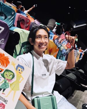 Manson Cheung Instagram - 🧠

看完 INSIDE OUT 2，童真補給滿分

「原來是這樣！」

一邊看 INSIDE OUT 2， 一邊有這樣的醒覺，原來我們的 “Inside” 正發生著這樣細緻的變化。

原來「青春期」的悸動，是因為內在的「控制台」需重建，要學習和新加入的情緒「焦慮」、「厭世」、「啊尷」、「羨慕」相處（還有一個常常想提早出場的角色，我不劇透了）。變化有時嚇人，卻是必須的，改變過後，又是一個更寬闊的我。

（以下有微量劇透，如不想被劇透請閉目🫣）

當中的「意識之河」，我覺得很有趣，河上運送著 Riley 所吃的食物，其中一棵大大的西蘭花讓我想起 “You are what you eat.” 和 Mindfulness Trainings 的 “Mindful Consumption”，我們吃什麼和閱讀什麼，就會經「意識之河」進入意識，建構我們的世界，當看到這部分，我有一股衝動回家讀未讀完的書。

重要的經歷和回憶，建立人的自我意識，讓我們認定自己是一個怎樣的人。謝謝這趟情緒的長征，帶着我回溯青春期再回到現在。原來成長就是這樣，我們都不要對自己那麼harsh，好好擁抱各種情緒的聲音。

感謝 @heiwardmak 帶看電影

Thank you @rimowa 
#RIMOWAHK
#RIMOWApersonal

@disney @disney.hk 

#insideout2