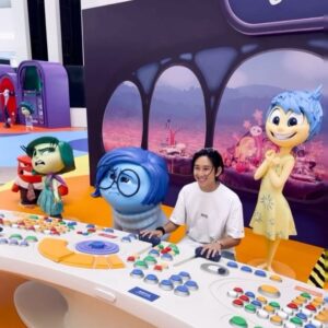 Manson Cheung Instagram - 🧠

看完 INSIDE OUT 2，童真補給滿分

「原來是這樣！」

一邊看 INSIDE OUT 2， 一邊有這樣的醒覺，原來我們的 “Inside” 正發生著這樣細緻的變化。

原來「青春期」的悸動，是因為內在的「控制台」需重建，要學習和新加入的情緒「焦慮」、「厭世」、「啊尷」、「羨慕」相處（還有一個常常想提早出場的角色，我不劇透了）。變化有時嚇人，卻是必須的，改變過後，又是一個更寬闊的我。

（以下有微量劇透，如不想被劇透請閉目🫣）

當中的「意識之河」，我覺得很有趣，河上運送著 Riley 所吃的食物，其中一棵大大的西蘭花讓我想起 “You are what you eat.” 和 Mindfulness Trainings 的 “Mindful Consumption”，我們吃什麼和閱讀什麼，就會經「意識之河」進入意識，建構我們的世界，當看到這部分，我有一股衝動回家讀未讀完的書。

重要的經歷和回憶，建立人的自我意識，讓我們認定自己是一個怎樣的人。謝謝這趟情緒的長征，帶着我回溯青春期再回到現在。原來成長就是這樣，我們都不要對自己那麼harsh，好好擁抱各種情緒的聲音。

感謝 @heiwardmak 帶看電影

Thank you @rimowa 
#RIMOWAHK
#RIMOWApersonal

@disney @disney.hk 

#insideout2