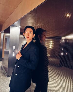 Manson Cheung Instagram - 🎞️

金像獎當晚其中一個深刻時刻

是是枝裕和導演的頒獎致詞

他大概的意思是：

「獲獎與否不是最重要，來參與的人都在這裡表達對電影的愛情，重要的是與同樣愛電影的人交流聚會後，帶著這一份回憶和勇氣再一次進入現場。」（可能包含了個人想像）

啟發我獲得新靈感和勇氣

準備投入去提煉新作品

謝謝金像獎

Stylist @qqbarry 
Makeup @mimilaumakeup 
Hair @francochung 
Companion and snaps @heiwardmak 

Tuxedo: @tomford @mrporter
Jewellery: @bulgari
Shoes: @bothparis 

#BVLGARI #BVLGARIHK #HongKongFilmAwards #HKFA #StarsInBvlgari