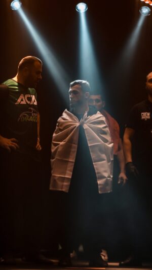 Mansur Khatuev Instagram - Выходя на арену, гладиаторы смотрели на Юлия Цезаря!  Поднимали правую руку и кричали «Цезарь! Идущие насмерть приветствуют тебя!»

Мы тоже поднимаем руки выходя на арену! Но выходим ради славы и денег! 💵 💰