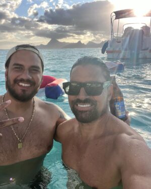 Manu Bennett Instagram - Tahiti #tahiti @kevinjrare #octopus