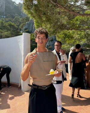 Manu Ríos Instagram - “LA CASA” @jacquemus 
congrats @simon_porte_jacquemus 💛
