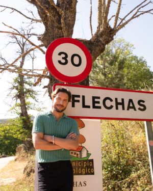 Manuel Carrasco Instagram - Qué bonito Flechas, qué bonita su gente, sus vecinos, sus calles estrechas... ❤️

Viajé al pasado estando en el presente y lo sentí como al principio de todo. Qué entrañable ha sido. Gracias por acompañarme en mi penúltima flecha.