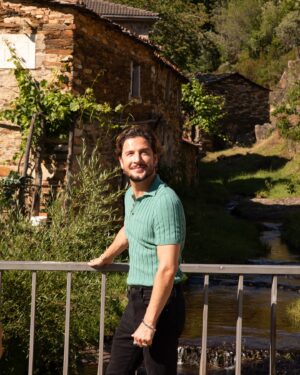 Manuel Carrasco Instagram - Qué bonito Flechas, qué bonita su gente, sus vecinos, sus calles estrechas... ❤️

Viajé al pasado estando en el presente y lo sentí como al principio de todo. Qué entrañable ha sido. Gracias por acompañarme en mi penúltima flecha.