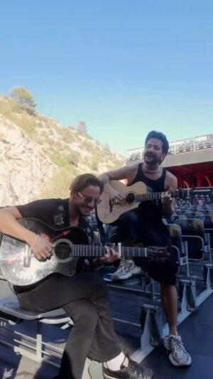 Manuel Carrasco Instagram - Gracias Manuel, es un honor compartir escenarios, la vida y esta canción contigo! 📝🏟️
Gracias España por dejarme vivir un sueño una y otra vez! 🇪🇸☀️
Nuestro Lugar Feliz es cuando La Tribu está junta y ya estoy contando los días para poder regresar con mi familia (de cuatro 😏), con mi equipo y estar con ustedes otra vez. 
Antes de regresar, tengo citas pendientes con La Tribu en muchos paises! ⛺️🔥
Levanten las banderas los que estan listos para Nuestro Lugar Feliz en su pais!!!!!!! 🇺🇸🇲🇽🇩🇴🇨🇴 este año y en el 2025 👀