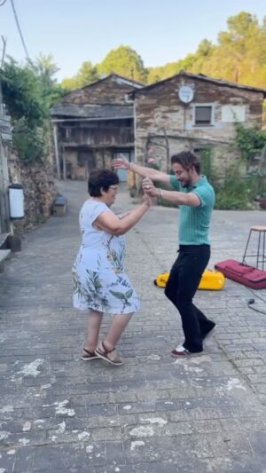Manuel Carrasco Instagram - Amelia, juntos nos sobra compás 💃🏽 #LaReinadelBaile