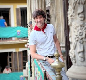 Manuel Lombo Instagram - Una de las cosas que me están haciendo “sufrir” esta semana, es no poder estar ahí donde quisiera; en Pamplona, con mis amigos, viviendo una de las fiestas más bonitas de España. Lo primero es lo primero y este año ha tocado así.

 @elena_salamanca “rempuja” to lo que puedas es el baile de la alpargata, hartarte de huevos en el desayunico, tomate un vermú a mi salud acompañado de unas piparras de esas que pican, da un abrazo a la gente de la Perla, besos a mis fans de la calle Estafeta, disfruta del encierro y de las tardes de toros, y échale un rezo al Santo de mi parte. ¡Ah! Ahora te hago un bizum y te lo gastas en la tómbola de Cáritas, aunque no esté ahí, no quiero dejar de colaborar con una fiesta tan misericordiosa. ¡Viva San Fermín!

P.D. @gchaverrireparaz espero que estés siendo muy bueno.