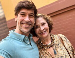Manuel Lombo Instagram - Tenía muchas ganas de contar esta historia. Esta bellísima señora es Merche Esmeralda, una de las bailaoras sevillanas de más  relevancia de las últimas décadas. La semana pasada fue galardonada en la entrega de los premios flamencos de Cajasol. Creedme que conocerla y tratarla a raíz de este evento, ha sido de las cosas hermosas que he recibido por mis quehaceres en este camino de la vida, por donde transito de charco en charco.

Con esta costumbre adquirida  de la televisión, nuestro almuerzo, más que un encuentro, ¡se convirtió en un tercer grado! No podía creerme que al placer de estar dando un primer sorbo a una cerveza helada, (acabo de expresar lo que para mí significa la felicidad), se sumaba el estar conociendo profundamente, a uno de mis iconos artísticos. 

Pensar que la descubrí en el cine cuando tenía doce años a través de la película “Sevillanas” de Carlos Saura y que en ese momento, me encontraba frente a frente hablándonos de lo divino y lo humano, -bastante más de lo primero, puesto que los dos tenemos profundas raíces en la misma fe-, era como una feliz ensoñación, en la que te esfuerzas por no despertar…

“Qué suerte tienen algunos”, pues si; la tengo.