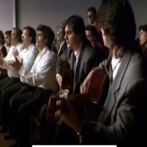 Manuel Lombo Instagram - Tenía muchas ganas de contar esta historia. Esta bellísima señora es Merche Esmeralda, una de las bailaoras sevillanas de más  relevancia de las últimas décadas. La semana pasada fue galardonada en la entrega de los premios flamencos de Cajasol. Creedme que conocerla y tratarla a raíz de este evento, ha sido de las cosas hermosas que he recibido por mis quehaceres en este camino de la vida, por donde transito de charco en charco.

Con esta costumbre adquirida  de la televisión, nuestro almuerzo, más que un encuentro, ¡se convirtió en un tercer grado! No podía creerme que al placer de estar dando un primer sorbo a una cerveza helada, (acabo de expresar lo que para mí significa la felicidad), se sumaba el estar conociendo profundamente, a uno de mis iconos artísticos. 

Pensar que la descubrí en el cine cuando tenía doce años a través de la película “Sevillanas” de Carlos Saura y que en ese momento, me encontraba frente a frente hablándonos de lo divino y lo humano, -bastante más de lo primero, puesto que los dos tenemos profundas raíces en la misma fe-, era como una feliz ensoñación, en la que te esfuerzas por no despertar…

“Qué suerte tienen algunos”, pues si; la tengo.