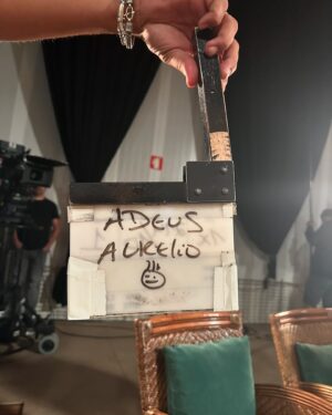 Manuel Marques Instagram - Foram quase três anos e meio de “Festa é Festa”. Os gémeos Fernando e Aurélio foram as minhas personagens. Calhou terminar a minha participação neste projecto com o Aurélio no último dia de gravações. Com um misto de emoções recebi as flores, palmas e o carinho de toda a equipa que soube sempre o quão importante era a última cena de cada ator. Um obrigado a todos do tamanho do mundo. E até sempre. 🎬❤️

@dailycristina 
@pluraloficialpt 
@joaovascopatricio 
@r0bert0pereira 
@evajesusgoncalves 
@salvoerro 
@tvioficial