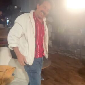 Manuel Marques Instagram - Foram quase três anos e meio de “Festa é Festa”. Os gémeos Fernando e Aurélio foram as minhas personagens. Calhou terminar a minha participação neste projecto com o Aurélio no último dia de gravações. Com um misto de emoções recebi as flores, palmas e o carinho de toda a equipa que soube sempre o quão importante era a última cena de cada ator. Um obrigado a todos do tamanho do mundo. E até sempre. 🎬❤️

@dailycristina 
@pluraloficialpt 
@joaovascopatricio 
@r0bert0pereira 
@evajesusgoncalves 
@salvoerro 
@tvioficial