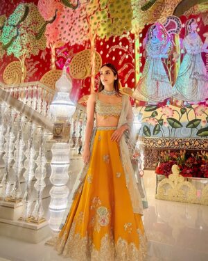Manushi Chhillar Instagram - Orange is definitely the new black! 🧡

Stylist: @sheefajgilani 
⁠Team: @shriyaamahajann @jhanvikhatwani_
