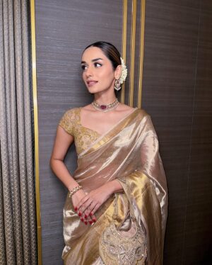 Manushi Chhillar Instagram - The saree saga continues 🤍

Outfit: @dhruvipanchallabel 
Bag: @fizzygoblet 
Stylist: @sheefajgilani 
Team: @shriyaamahajann @jhanvikhatwani_