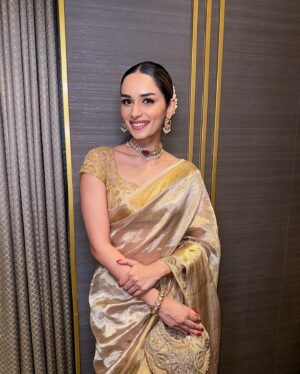 Manushi Chhillar Instagram - The saree saga continues 🤍

Outfit: @dhruvipanchallabel 
Bag: @fizzygoblet 
Stylist: @sheefajgilani 
Team: @shriyaamahajann @jhanvikhatwani_