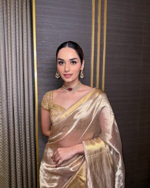 Manushi Chhillar Instagram - The saree saga continues 🤍

Outfit: @dhruvipanchallabel 
Bag: @fizzygoblet 
Stylist: @sheefajgilani 
Team: @shriyaamahajann @jhanvikhatwani_