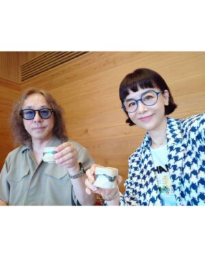 Mao Daichi Instagram - 大好きな『ガンツウ』
の旅に行ってきました⛴️
雨予報でしたが…晴れました☀️

瀬戸内の島々を眺めながらゆったりとした時間を過ごし
穏やかな海の上で美味しいお料理とお酒を楽しんで
テンダーボートで鞆の浦へ鍛冶体験にも出かけました🛥️
素敵な工房で小さなフライパン作りに挑戦🔨
今、家のオブジェとなっていますが、いつか
このフライパンで🍳目玉焼きオリジナルアート🍳
を作ってみたいと思います🥚🎨🤣

#guntu #ガンツウ ⛴
#広島 #瀬戸内 #尾道
#クルーズ #すし屋亙 🍣
#鞆の浦 #鍛冶体験 #フライパン
#大地真央
#MAODAICHI
#森田恭通
#yasumichimorita
#目玉焼きオリジナルアート🍳