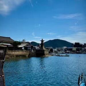 Mao Daichi Instagram - 大好きな『ガンツウ』
の旅に行ってきました⛴️
雨予報でしたが…晴れました☀️

瀬戸内の島々を眺めながらゆったりとした時間を過ごし
穏やかな海の上で美味しいお料理とお酒を楽しんで
テンダーボートで鞆の浦へ鍛冶体験にも出かけました🛥️
素敵な工房で小さなフライパン作りに挑戦🔨
今、家のオブジェとなっていますが、いつか
このフライパンで🍳目玉焼きオリジナルアート🍳
を作ってみたいと思います🥚🎨🤣

#guntu #ガンツウ ⛴
#広島 #瀬戸内 #尾道
#クルーズ #すし屋亙 🍣
#鞆の浦 #鍛冶体験 #フライパン
#大地真央
#MAODAICHI
#森田恭通
#yasumichimorita
#目玉焼きオリジナルアート🍳