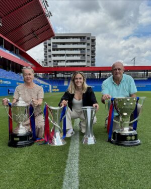 Mapi León Instagram - Lo que necesitaba deciros (Parte 1):
 
Acaba una temporada diferente para mí, llena de aprendizajes, de mucho trabajo y de mucho amor de los míos porque me han tenido que cuidar como hace tiempo que no necesitaba. 
 
Estoy muy agradecida a todos lo que han hecho posible que esté de vuelta en el campo, pero tengo que hacer unas menciones especiales.
 
A mis papás que vinieron y me cuidaron prácticamente cada día desde que me lesione, quizás diréis que es lo normal porque son mis padres, pero todo el cariño y amor que me han dado, estoy segura de que sin ellos habría sido mucho más complicado. GRACIAS, no puedo tener unos padres mejores. ❤️
 
Y a ti, Ingrid, por cuidarme, aguantarme, estar cada día y darme fuerzas a pesar de que la temporada ha sido muy intensa para todos y tú ya tenías suficiente con quitarme el puesto, espero haberte ayudado “con mis trucos” 😉😊 GRACIAS my heart. 🩷
 
Durante este tiempo en el cual no he viajado con el equipo, me ha dado tiempo a pasar mucho más tiempo con mis amigas, las cuales han sido un escape y un montón de risas que agradezco infinito porque a veces nos olvidamos de que la vida también es esto, pasar tiempo con los tuyos y disfrutar de esa compañía que tanto nos perdemos por nuestra profesión pero que obviamente es lo que elegimos porque es lo que amamos, nuestro querido futbol. Así pues GRACIAS amigas, por ser y estar, me siento muy afortunada de teneros. 🧡
 
Bagheera t’estimo molt, m’has fet molta companyia. 🖤 

Y se que no tiene nada que ver pero aprovecho para agradecer a todas las personas que me felicitaron el día de mi cumpleaños, soy un poco desastre con los mensajes y no he contestado aún, lo tengo en mente pero por si acaso muchas gracias a todos. 🥰🙏🏼