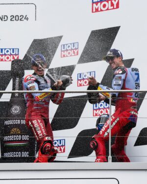 Marc Márquez Instagram - HOY SOLO QUIERO FOTOS CON @alexmarquez73!! 😄 📸 Veía muy difícil que llegara este día y cuando uno menos se lo espera, te encuentras compartiendo podio en la máxima categoría con tu hermano. No sé si se repetirá, pero sigamos disfrutándolo juntos!❤️  GRAZIE @gresiniracing!! #FacciamoUnCinema 
___

TODAY I ONLY WANT PHOTOS WITH ÁLEX!! I thought this would be very difficult to achieve. And, when you least expect it, you are sharing podium in the top category with your brother. I don’t know if it will happen again, but let’s keep enjoying it together!

#MM93
