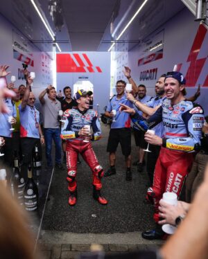 Marc Márquez Instagram - HOY SOLO QUIERO FOTOS CON @alexmarquez73!! 😄 📸 Veía muy difícil que llegara este día y cuando uno menos se lo espera, te encuentras compartiendo podio en la máxima categoría con tu hermano. No sé si se repetirá, pero sigamos disfrutándolo juntos!❤️  GRAZIE @gresiniracing!! #FacciamoUnCinema 
___

TODAY I ONLY WANT PHOTOS WITH ÁLEX!! I thought this would be very difficult to achieve. And, when you least expect it, you are sharing podium in the top category with your brother. I don’t know if it will happen again, but let’s keep enjoying it together!

#MM93