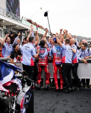 Marc Márquez Instagram - HOY SOLO QUIERO FOTOS CON @alexmarquez73!! 😄 📸 Veía muy difícil que llegara este día y cuando uno menos se lo espera, te encuentras compartiendo podio en la máxima categoría con tu hermano. No sé si se repetirá, pero sigamos disfrutándolo juntos!❤️  GRAZIE @gresiniracing!! #FacciamoUnCinema 
___

TODAY I ONLY WANT PHOTOS WITH ÁLEX!! I thought this would be very difficult to achieve. And, when you least expect it, you are sharing podium in the top category with your brother. I don’t know if it will happen again, but let’s keep enjoying it together!

#MM93