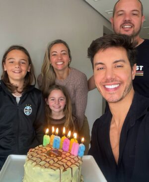 Marcel Stürmer Instagram - Acreditar com honestidade, buscar com coragem e viver com amor. Que venham as novas aventuras e aprendizados ❤️
E bora celebrar com o 3º bolinho do dia! 
😅🎂🎈
Obrigado pelas mensagens de carinho que deixaram meu aníver ainda mais especial! 
#bdayemfamília