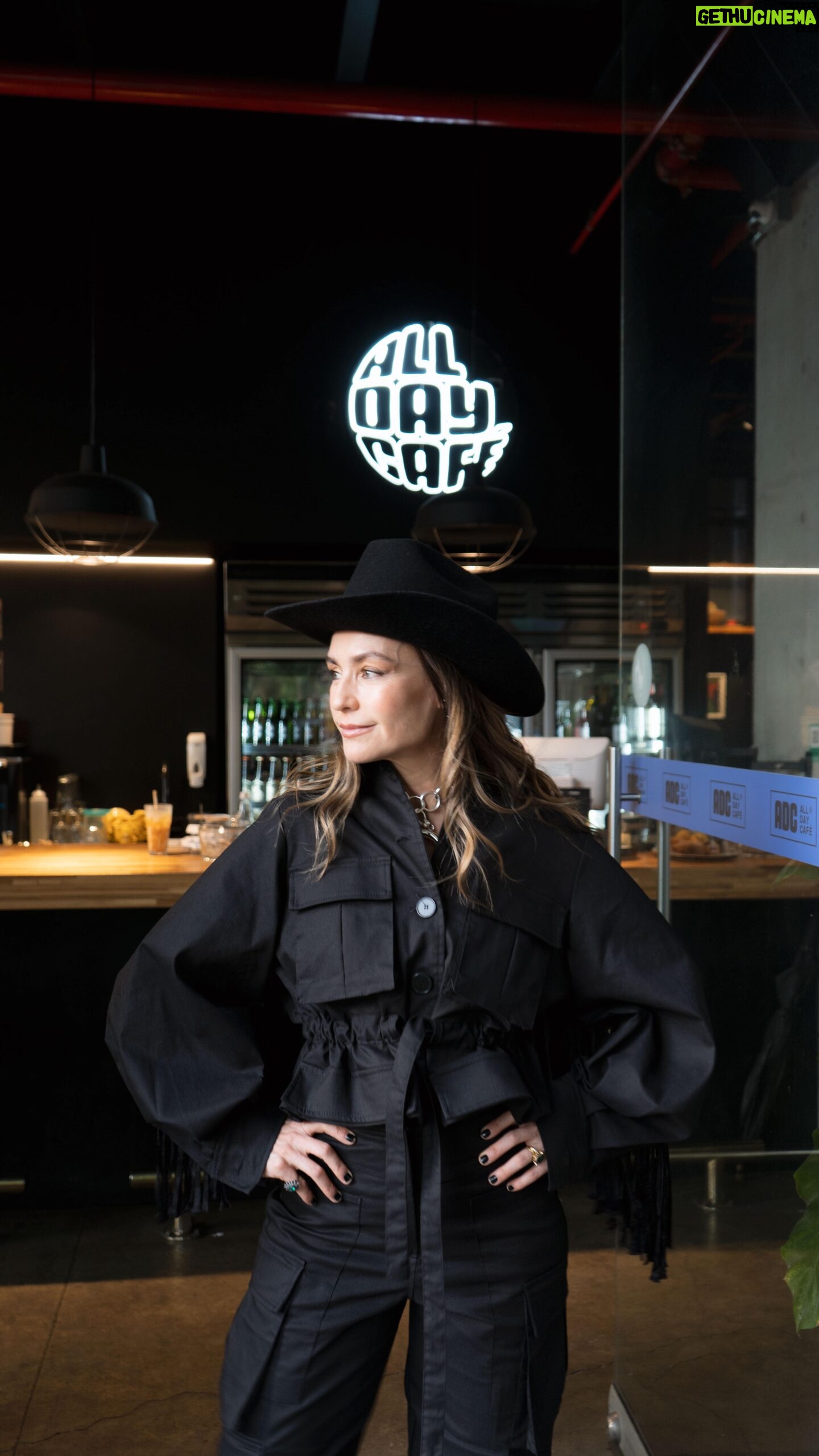 Marcela Mar - 802 Likes - Gozando Colombiamoda en la vibrante ciudad de #medellin 🌺 me divierte todo lo que ocurre alrededor de la moda, verme con mis amigos, armar mis pintas, ver la creatividad de los creadores .
En esta versión usé:
1. Vestido y kimono de @olga.piedrahita zapatos de @palmacanaria accesorios de @helenaguilar
2. Falda y camisa de @lauraaparicio_official botas vintage accesorios de @bypaulamendoza
3, Total look negro de @lauraaparicio_official sombrero de @linaosorio_official y accesorios de @bypaulamendoza .
Esta feria que ya va en su versión 35, articula un sector empresarial importante para la economía de nuestro país, nos da sentido de pertenencia y nos convierte en vitrina para el mundo.
#medellinesunachimba estas son las calles de @elperpetuosocorro su iglesia y nuestro @alldaycafe___
#vístetedecolombia