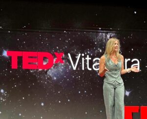 Marcela Sabat Instagram - #TedTalk Lo que viví ayer en @tedx.vitacura para @ted fue una tremenda experiencia y desafío personal. Llevaba muchos años admirando las charlas TED, y porqué no decirlo, muchas veces soñé con ser una #TedSpeaker. Fueron semanas de harto trabajo para lograr cumplir con los objetivos de la marca y, para eso tuvimos a los mejores entrenadores. A los expertos en oratoria y storytelling @spinpitch.cl y @labstorylab muchísimas gracias por toda su entrega y profesionalismo, fueron fundamentales para llegar al corazón del “regalo” que uno debe preparar para entregar al mundo y que yo llamé EFECTO EQUIDAD. Feliz además de haber compartido y conocido a tantas personas en este viaje de tanto aprendizaje con quienes compartí escenario, especialmente @franandler_tips @mane.martin.c @coachingconsofia @nanodemaria @dr.ramonkong @holaeedu @francisco.ackermann @sanchezpipe @denisse_goldfarb 
Agradecer a @peterfulle y todo el equipo por toda la organización y amor que le pusieron a todo.

Gracias a mis papás por acompañarme y gracias al más importante de todos, a mi Rodri por confiar en mi y apoyarme con todo y con tanto ❤️❤️❤️.

#Gratefull