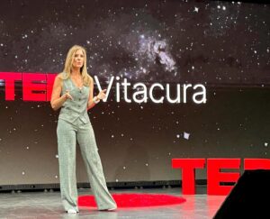 Marcela Sabat Instagram - #TedTalk Lo que viví ayer en @tedx.vitacura para @ted fue una tremenda experiencia y desafío personal. Llevaba muchos años admirando las charlas TED, y porqué no decirlo, muchas veces soñé con ser una #TedSpeaker. Fueron semanas de harto trabajo para lograr cumplir con los objetivos de la marca y, para eso tuvimos a los mejores entrenadores. A los expertos en oratoria y storytelling @spinpitch.cl y @labstorylab muchísimas gracias por toda su entrega y profesionalismo, fueron fundamentales para llegar al corazón del “regalo” que uno debe preparar para entregar al mundo y que yo llamé EFECTO EQUIDAD. Feliz además de haber compartido y conocido a tantas personas en este viaje de tanto aprendizaje con quienes compartí escenario, especialmente @franandler_tips @mane.martin.c @coachingconsofia @nanodemaria @dr.ramonkong @holaeedu @francisco.ackermann @sanchezpipe @denisse_goldfarb 
Agradecer a @peterfulle y todo el equipo por toda la organización y amor que le pusieron a todo.

Gracias a mis papás por acompañarme y gracias al más importante de todos, a mi Rodri por confiar en mi y apoyarme con todo y con tanto ❤️❤️❤️.

#Gratefull