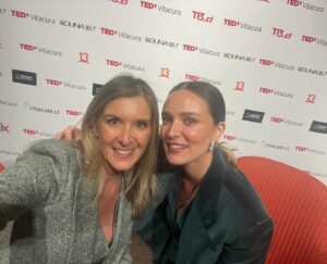 Marcela Sabat Instagram - #TedTalk Lo que viví ayer en @tedx.vitacura para @ted fue una tremenda experiencia y desafío personal. Llevaba muchos años admirando las charlas TED, y porqué no decirlo, muchas veces soñé con ser una #TedSpeaker. Fueron semanas de harto trabajo para lograr cumplir con los objetivos de la marca y, para eso tuvimos a los mejores entrenadores. A los expertos en oratoria y storytelling @spinpitch.cl y @labstorylab muchísimas gracias por toda su entrega y profesionalismo, fueron fundamentales para llegar al corazón del “regalo” que uno debe preparar para entregar al mundo y que yo llamé EFECTO EQUIDAD. Feliz además de haber compartido y conocido a tantas personas en este viaje de tanto aprendizaje con quienes compartí escenario, especialmente @franandler_tips @mane.martin.c @coachingconsofia @nanodemaria @dr.ramonkong @holaeedu @francisco.ackermann @sanchezpipe @denisse_goldfarb 
Agradecer a @peterfulle y todo el equipo por toda la organización y amor que le pusieron a todo.

Gracias a mis papás por acompañarme y gracias al más importante de todos, a mi Rodri por confiar en mi y apoyarme con todo y con tanto ❤️❤️❤️.

#Gratefull