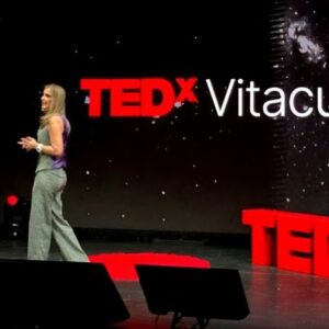 Marcela Sabat Instagram - #TedTalk Lo que viví ayer en @tedx.vitacura para @ted fue una tremenda experiencia y desafío personal. Llevaba muchos años admirando las charlas TED, y porqué no decirlo, muchas veces soñé con ser una #TedSpeaker. Fueron semanas de harto trabajo para lograr cumplir con los objetivos de la marca y, para eso tuvimos a los mejores entrenadores. A los expertos en oratoria y storytelling @spinpitch.cl y @labstorylab muchísimas gracias por toda su entrega y profesionalismo, fueron fundamentales para llegar al corazón del “regalo” que uno debe preparar para entregar al mundo y que yo llamé EFECTO EQUIDAD. Feliz además de haber compartido y conocido a tantas personas en este viaje de tanto aprendizaje con quienes compartí escenario, especialmente @franandler_tips @mane.martin.c @coachingconsofia @nanodemaria @dr.ramonkong @holaeedu @francisco.ackermann @sanchezpipe @denisse_goldfarb 
Agradecer a @peterfulle y todo el equipo por toda la organización y amor que le pusieron a todo.

Gracias a mis papás por acompañarme y gracias al más importante de todos, a mi Rodri por confiar en mi y apoyarme con todo y con tanto ❤️❤️❤️.

#Gratefull
