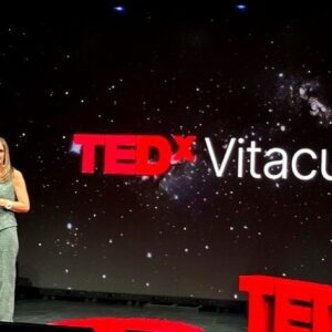 Marcela Sabat Instagram - #TedTalk Lo que viví ayer en @tedx.vitacura para @ted fue una tremenda experiencia y desafío personal. Llevaba muchos años admirando las charlas TED, y porqué no decirlo, muchas veces soñé con ser una #TedSpeaker. Fueron semanas de harto trabajo para lograr cumplir con los objetivos de la marca y, para eso tuvimos a los mejores entrenadores. A los expertos en oratoria y storytelling @spinpitch.cl y @labstorylab muchísimas gracias por toda su entrega y profesionalismo, fueron fundamentales para llegar al corazón del “regalo” que uno debe preparar para entregar al mundo y que yo llamé EFECTO EQUIDAD. Feliz además de haber compartido y conocido a tantas personas en este viaje de tanto aprendizaje con quienes compartí escenario, especialmente @franandler_tips @mane.martin.c @coachingconsofia @nanodemaria @dr.ramonkong @holaeedu @francisco.ackermann @sanchezpipe @denisse_goldfarb 
Agradecer a @peterfulle y todo el equipo por toda la organización y amor que le pusieron a todo.

Gracias a mis papás por acompañarme y gracias al más importante de todos, a mi Rodri por confiar en mi y apoyarme con todo y con tanto ❤️❤️❤️.

#Gratefull