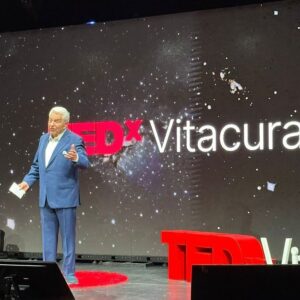 Marcela Sabat Instagram - #TedTalk Lo que viví ayer en @tedx.vitacura para @ted fue una tremenda experiencia y desafío personal. Llevaba muchos años admirando las charlas TED, y porqué no decirlo, muchas veces soñé con ser una #TedSpeaker. Fueron semanas de harto trabajo para lograr cumplir con los objetivos de la marca y, para eso tuvimos a los mejores entrenadores. A los expertos en oratoria y storytelling @spinpitch.cl y @labstorylab muchísimas gracias por toda su entrega y profesionalismo, fueron fundamentales para llegar al corazón del “regalo” que uno debe preparar para entregar al mundo y que yo llamé EFECTO EQUIDAD. Feliz además de haber compartido y conocido a tantas personas en este viaje de tanto aprendizaje con quienes compartí escenario, especialmente @franandler_tips @mane.martin.c @coachingconsofia @nanodemaria @dr.ramonkong @holaeedu @francisco.ackermann @sanchezpipe @denisse_goldfarb 
Agradecer a @peterfulle y todo el equipo por toda la organización y amor que le pusieron a todo.

Gracias a mis papás por acompañarme y gracias al más importante de todos, a mi Rodri por confiar en mi y apoyarme con todo y con tanto ❤️❤️❤️.

#Gratefull