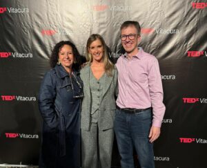 Marcela Sabat Instagram - #TedTalk Lo que viví ayer en @tedx.vitacura para @ted fue una tremenda experiencia y desafío personal. Llevaba muchos años admirando las charlas TED, y porqué no decirlo, muchas veces soñé con ser una #TedSpeaker. Fueron semanas de harto trabajo para lograr cumplir con los objetivos de la marca y, para eso tuvimos a los mejores entrenadores. A los expertos en oratoria y storytelling @spinpitch.cl y @labstorylab muchísimas gracias por toda su entrega y profesionalismo, fueron fundamentales para llegar al corazón del “regalo” que uno debe preparar para entregar al mundo y que yo llamé EFECTO EQUIDAD. Feliz además de haber compartido y conocido a tantas personas en este viaje de tanto aprendizaje con quienes compartí escenario, especialmente @franandler_tips @mane.martin.c @coachingconsofia @nanodemaria @dr.ramonkong @holaeedu @francisco.ackermann @sanchezpipe @denisse_goldfarb 
Agradecer a @peterfulle y todo el equipo por toda la organización y amor que le pusieron a todo.

Gracias a mis papás por acompañarme y gracias al más importante de todos, a mi Rodri por confiar en mi y apoyarme con todo y con tanto ❤️❤️❤️.

#Gratefull