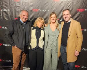 Marcela Sabat Instagram - #TedTalk Lo que viví ayer en @tedx.vitacura para @ted fue una tremenda experiencia y desafío personal. Llevaba muchos años admirando las charlas TED, y porqué no decirlo, muchas veces soñé con ser una #TedSpeaker. Fueron semanas de harto trabajo para lograr cumplir con los objetivos de la marca y, para eso tuvimos a los mejores entrenadores. A los expertos en oratoria y storytelling @spinpitch.cl y @labstorylab muchísimas gracias por toda su entrega y profesionalismo, fueron fundamentales para llegar al corazón del “regalo” que uno debe preparar para entregar al mundo y que yo llamé EFECTO EQUIDAD. Feliz además de haber compartido y conocido a tantas personas en este viaje de tanto aprendizaje con quienes compartí escenario, especialmente @franandler_tips @mane.martin.c @coachingconsofia @nanodemaria @dr.ramonkong @holaeedu @francisco.ackermann @sanchezpipe @denisse_goldfarb 
Agradecer a @peterfulle y todo el equipo por toda la organización y amor que le pusieron a todo.

Gracias a mis papás por acompañarme y gracias al más importante de todos, a mi Rodri por confiar en mi y apoyarme con todo y con tanto ❤️❤️❤️.

#Gratefull