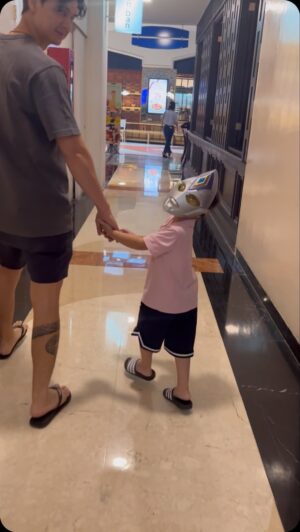 Marcell Darwin Instagram - Kemaren pas sekolah engga mau pake seragam!
Sekarang ke mall mau nya pake topeng ULTRAMAN!!