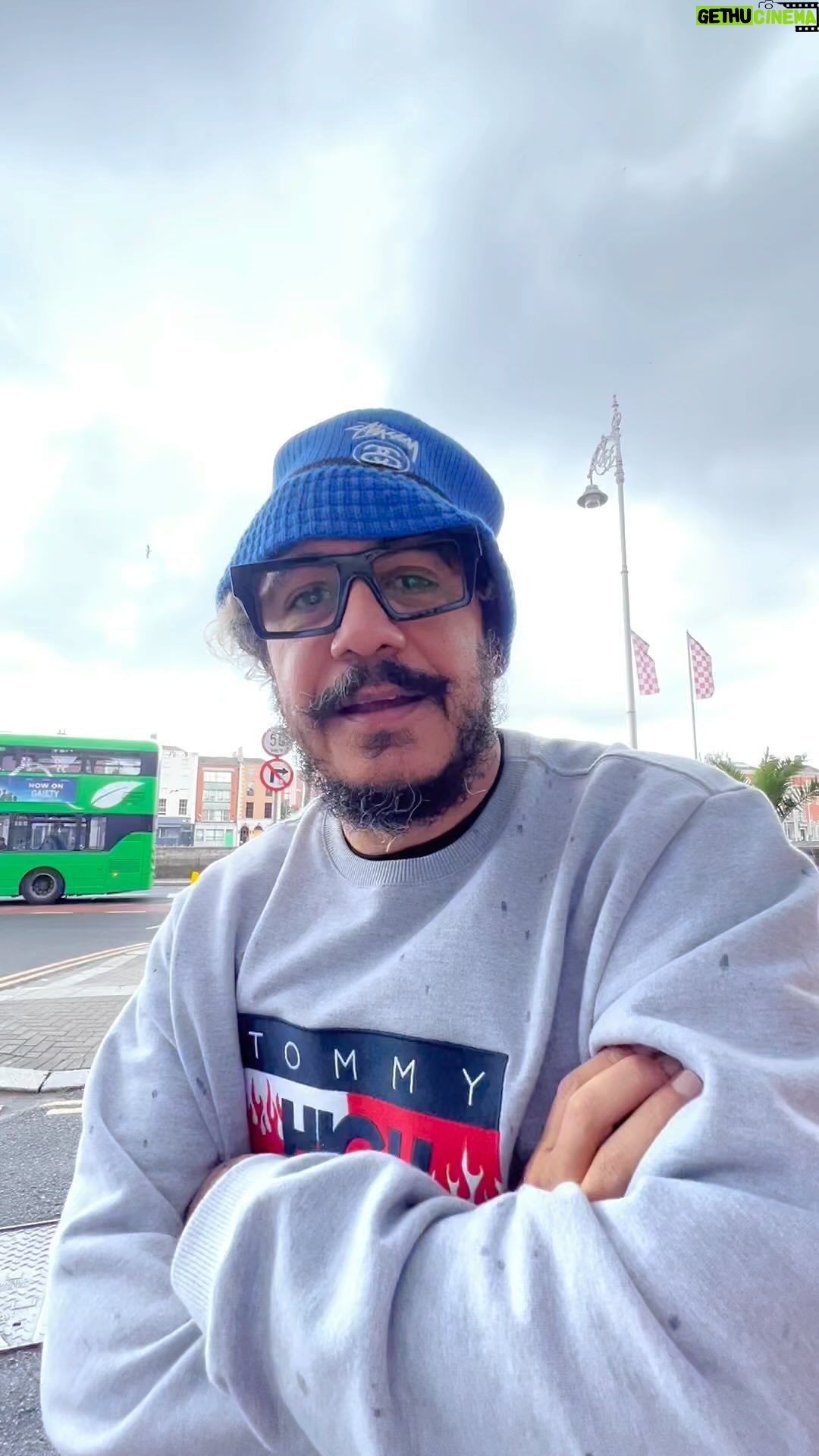 Marcelo D2 - 52.3K Likes - depois de tanto tempo, meus 4 primeiros discos vão estar disponíveis nas plataformas pra todo mundo ouvir !!
Todo dia vou trazer um pouco da história desses álbuns pra vcs .. então fiquem espertos por aqui
Pra hoje: MEU SAMBA É ASSIM , um disco que traz umas das melhores batidas da minha carreira e que vc finalmente já pode dar o play pra curtir online
#AProcuraContinua