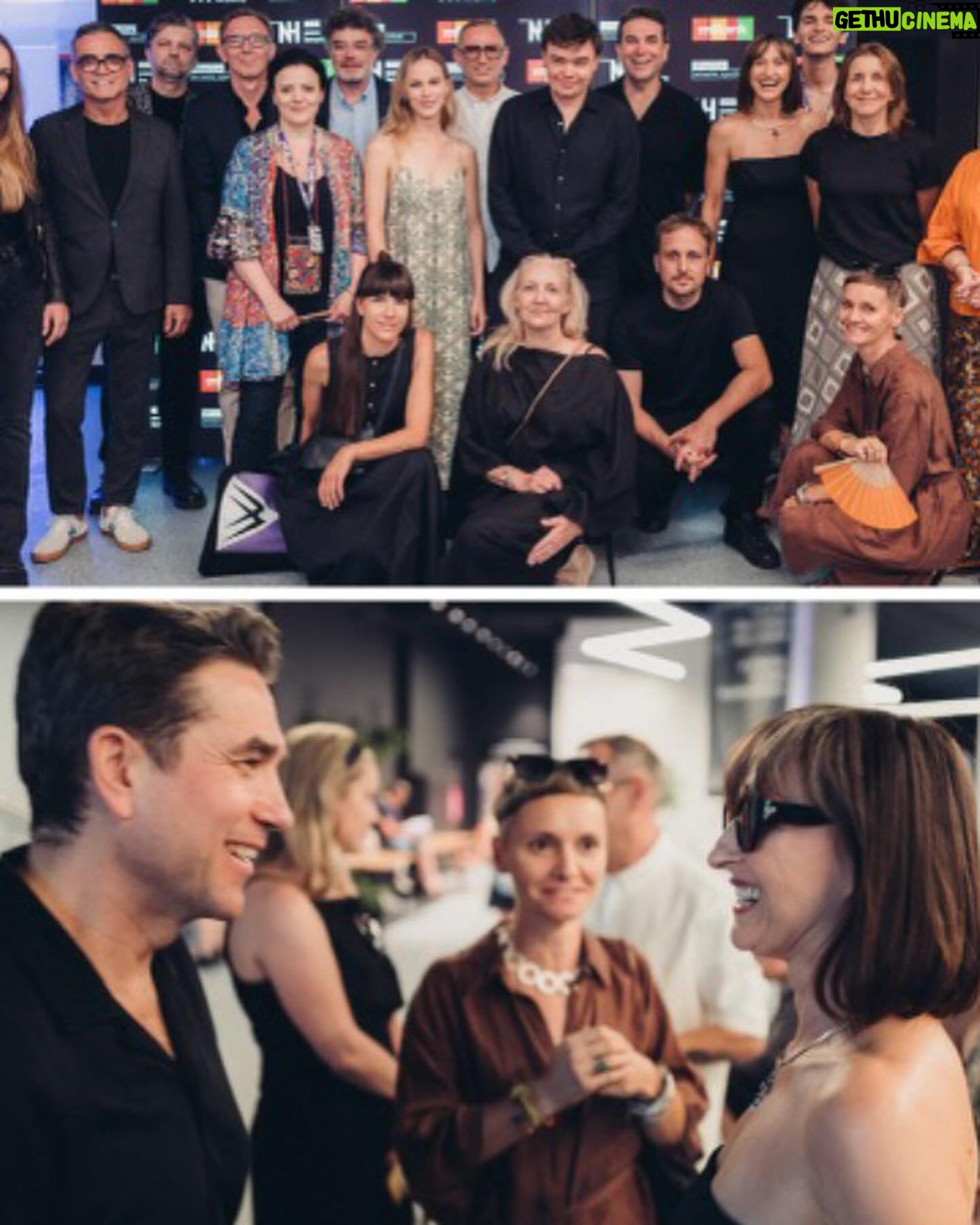Marcin Dorociński - 3.2K Likes - Czołem Kochani!
Dziś we Wrocławiu kończy się najwspanialsze święto artystycznego kina: festiwal @mff_nowehoryzonty! Serdecznie dziękuję za zaproszenie, za wszystkie wzruszenia, emocje, rozmowy. Tyle pięknych filmów i tyle wspaniałych spotkań! Mam nadzieję, że @minghun_film znalazł na Nowych Horyzontach swoich widzów i poleci wysoko. Cudownie było znowu wrócić do Wrocławia.
Do zobaczenia za rok!