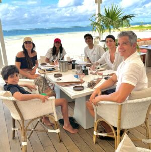 Márcio Garcia Instagram - São memórias como essa que quero dar cada vez mais aos nossos filhos e levar pra minha vida…

Um #tbt bem recente de alguns momentos que marcaram a nossa última viagem para as Ilhas Mauritius!

Juntar a família é sempre bom e nesse paraíso é ainda melhor. 

@luxbellemare já tô com saudade!!!