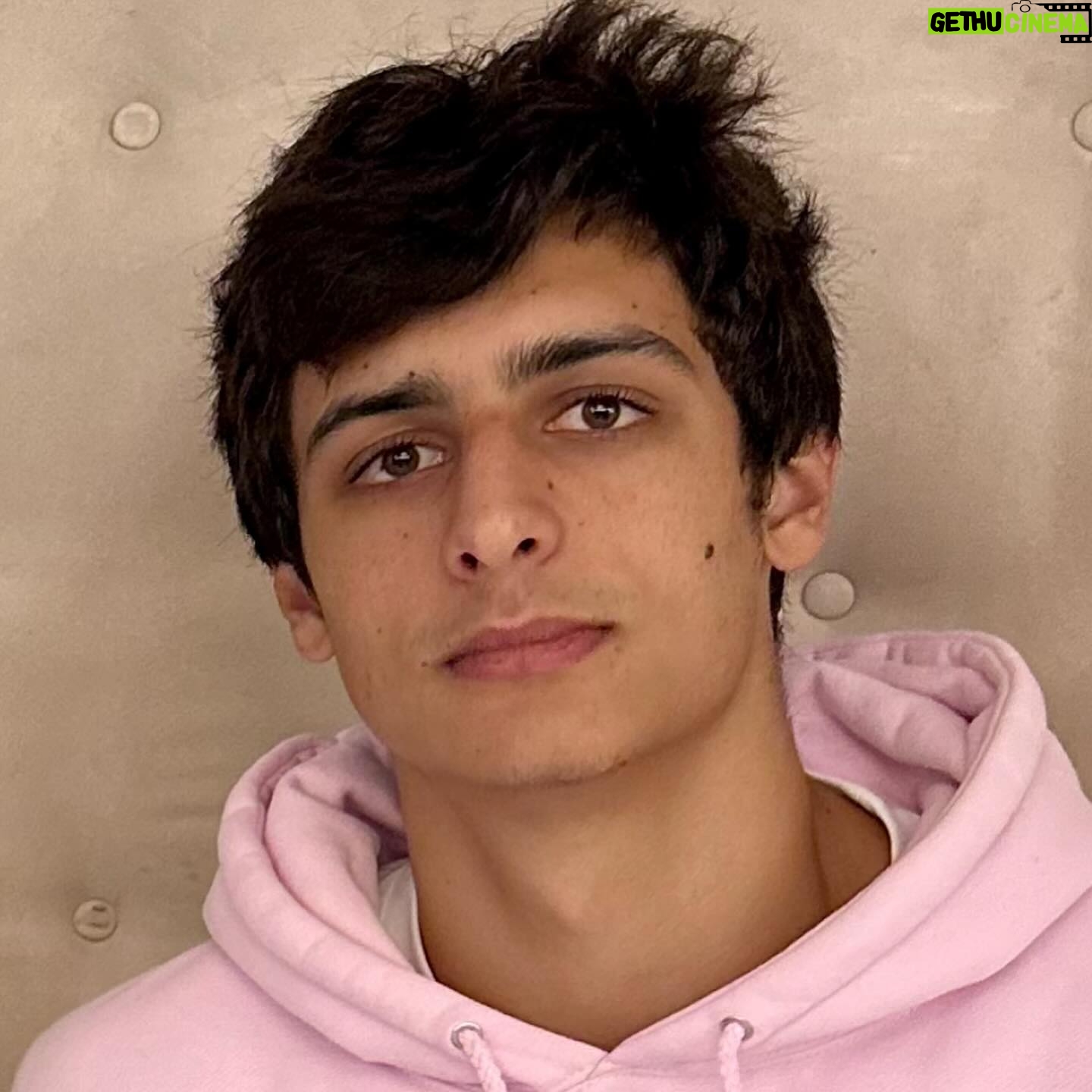 Márcio Garcia - 57.3K Likes - Parabéns @pedrosrgarcia !!!!!
Hoje você completa 21 anos e não há palavras para expressar o quanto você significa para a nossa família. Você é um verdadeiro tesouro, cheio de luz, cuidadoso e generoso. Sempre pronto pra ajudar quem está ao seu lado, um exemplo de bondade e integridade.
Temos orgulho de ver o homem que você se tornou: estudioso, correto e sempre disposto a fazer o certo, mesmo que não seja o caminho mais fácil.
Que Deus continue abençoando sua vida, lhe protegendo e guiando seus passos no caminho do bem maior. Tenho certeza de que seu futuro será brilhante, assim como você.