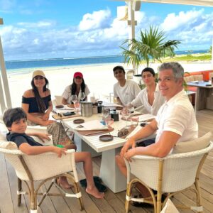 Márcio Garcia Instagram - Hoje é o dia dela!!! 
Parabéns @andreasantarosagarcia !!! 
Muito feliz em ter o previlégio de comemorarmos todos juntos nesse paraíso!

Obrigado por todo o cuidado e por todo o carinho com toda a nossa família! 
Te amamos muito!
Muita saúde, paz, amor e gratidão, hoje e sempre!
Que Deus continue te abençoando, te guiando e te protegendo sempre! 

#ferias #vacation #familiagarcia #happybirthday #familytime #mauritiusisland @luxbellemare
@luxresorts
@beabrand_marketing
@smporai