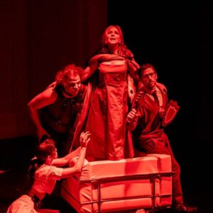 Marco Antonio Caponi Instagram - METAVERSO es TEATRO 
Y llegóel día de nuestro estreno… Así es, ayer fue nuestra primera función llena de amigos hermosos y hoy arrancamos para nuestro público, el que va a marcar nuestro camino. 
Estoy muy feliz; Gracias a todos los que estuvieron presente ayer, gracias por las risas y los hermosos abrazos ♥️ por compartir tan respetuosamente nuestro trabajo.
Estamos muy felices y orgullosos de esta obra que hemos montado con mucho trabajo y amor.
No puedo estar más feliz de jugar con este equipo 
Soñado, empezando por el gigante de @matias.feldman que nos dirigió con tanto amor y rigurosidad, es un placer trabajar con tanto compromiso, extiendo estos a mis compañeros INCREÍBLES, por toda la generosidad y el talento que despliegan siempre 🐇 @petersoncarla @nicogarciahume @diecremonesi @milaclaudeville @juanfarola Los adoro para siempre; Somos un equipo con fuerza de Compañía, es decir un sueño. 
 @pedroferreyras sos un alfil increíble ♥️
 Al igual que cada uno;  todxs N°1 del teatro
Todos genios
@gonzalo_cordoba_estevez
@marianaseropian 
@soy.prensa 
@luciasurey
@sika.iluminacion 

A partir de HOY la obra es de ustedes. 
Estaremos VIERNES SÁBADOS Y DOMINGOS; los esperamos con muchas ganas. 
Estamos en el @paseolaplazaok que es una belleza y las entradas están en @plateanet 

VIVA EL TEATRO ♥️