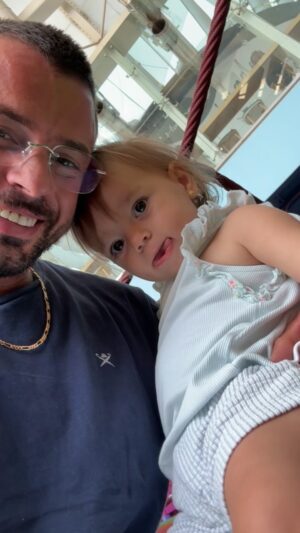 Marco Costa Instagram - Pai de menina 👧🏼 😍

Todos os dias aprendo algo novo que me faz crescer enquanto Pai e enquanto Homem!

Na Vida tentamos sempre preparar o “Caminho” para os filhos, quando o Importante sim  é preparar os filhos para o caminho!

Todos nos somos os melhores pais que conseguimos!
No fim do dia so isso importa!
Amo te minha Filha!

Es a minha maior conquista