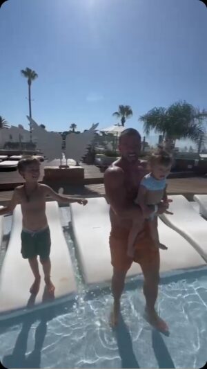 Marco Costa Instagram - Hoje o dia é aqui! 😍🤩🌞☀️
@well.beachclub 
@well.valedolobo
